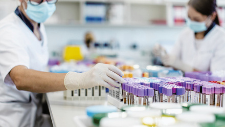 web_p26-28_Pseudohyperkalaemia_lab-processing-vials-of-blood_CREDIT_istock-1997149240.jpg