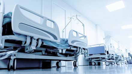 web-p30-32-winter-pressures-hospital-beds-in-corridor-credit-istock-465308486.jpg